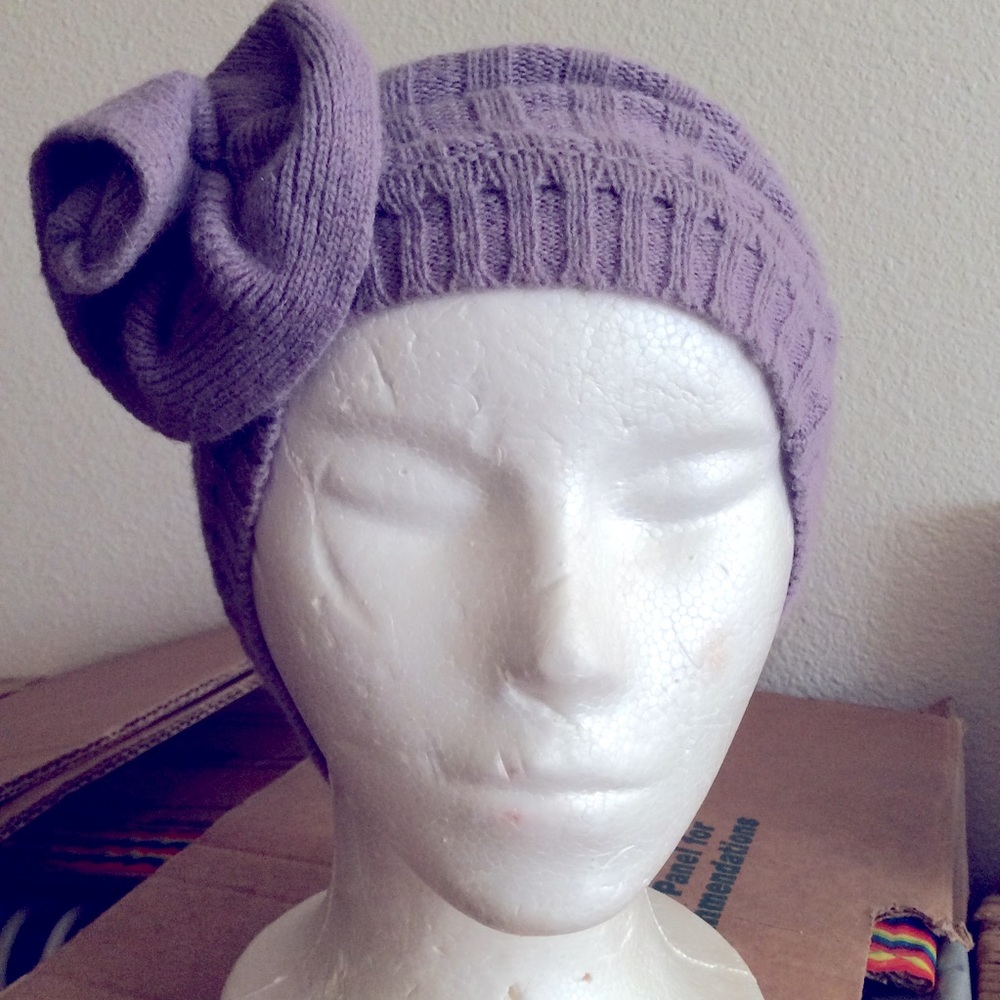 Flattering angora blend hat W/Rosette vtg Hand knit no flaws snug warm versatile